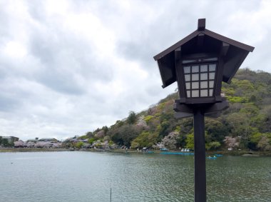 Japonya 'da tahta sokak lambası. Uli Köprüsü, Kyoto 'da geleneksel yol kenarı ışığı 