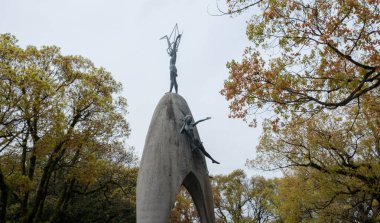 Çocuk barış anıtı, Hiroşima Barış Anıt Parkı, Japonya, bulutlu gökyüzü