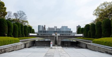 Atom Bombası Kurbanları için Hiroşima Barış Anıtı Anıtı. Hiroşima Barış Anıt Parkı, Japonya.