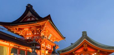 Fushimi Inari Taisha Kyoto, Japonya, Asya 'daki tapınak binaları. Koyu mavi arkaplanda geleneksel tapınak üst kısmı