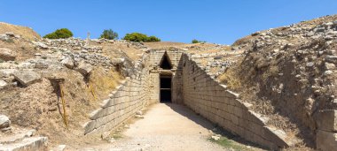 Miten arkeolojik alanında Clytemnestra 'nın mezarı, mavi gökyüzü, güneşli bir gün. Miken tholos tipi mezar M.Ö. 1250 'de inşa edilmiş. Yunanistan.