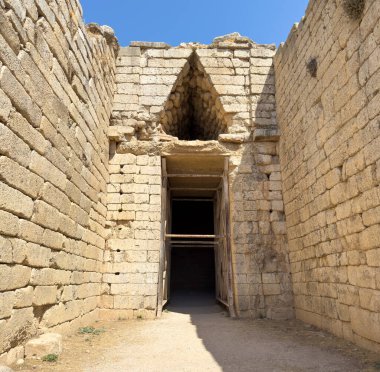 Miten arkeolojik alanında Clytemnestra 'nın mezarı, mavi gökyüzü, güneşli bir gün. Miken tholos tipi mezar M.Ö. 1250 'de inşa edilmiş. Yunanistan.