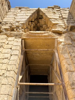 Clytemnestra 'nın Yunanistan' daki Mycenae arkeoloji sahasına girişi. Mavi gökyüzü, güneşli bir gün. Mycenaean tholos tipi mezar