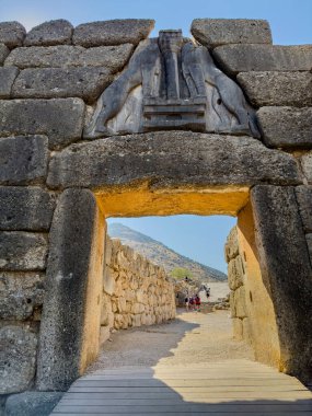 Yunanistan 'ın Mycenae arkeolojik sahasında aslan kapısı ve siklopedi ustalığı. Kalenin ana girişi, mavi gökyüzü.