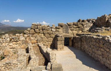 Miken, Yunanistan. Arkeolojik alan, kalenin ana girişi, aslan kapısı ve siklopedi duvarları, yukarıdan görüş