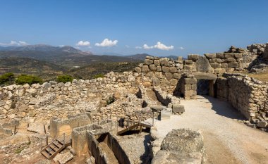 Miken, Yunanistan. Arkeolojik alan, kalenin ana girişi, aslan kapısı ve siklopedi duvarları, yukarıdan görüş