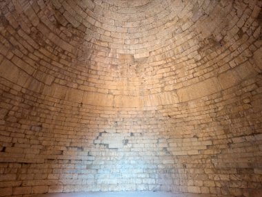 Clytemnestra Mezarlığı 'nın içi Yunanistan' daki Mycenae arkeoloji sahasında. Mycenaean taş tholos tavan kapalı arkaplan