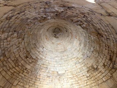 Clytemnestra Mezarlığı 'nın içi Yunanistan' daki Mycenae arkeoloji sahasında. Mycenaean taş tholos tavan kapalı arkaplan