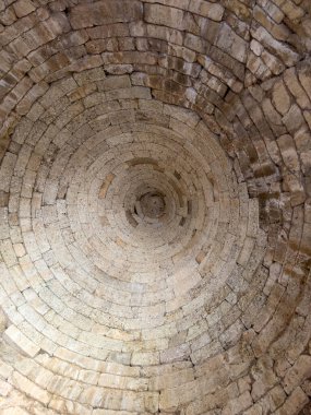 Clytemnestra Mezarlığı 'nın içi Yunanistan' daki Mycenae arkeoloji sahasında. Mycenaean taş tholos tavan kapalı arkaplan
