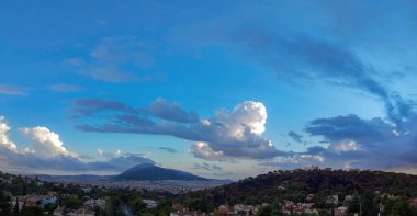 Atina şehir manzarası Penteli dağından, orman yangınından sonra yanmış ağaçlar, mavi gökyüzü