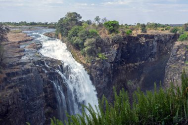 Victoria Şelalesi, Zambezi Nehri 'ndeki şelale Zambiya ve Zimbabwe arasındaki sınırda. Afrika