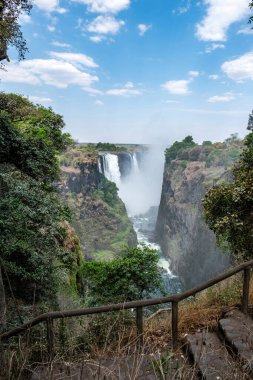 Victoria Şelalesi, Zambezi Nehri 'ndeki şelale Zambiya ve Zimbabwe arasındaki sınırda. Afrika