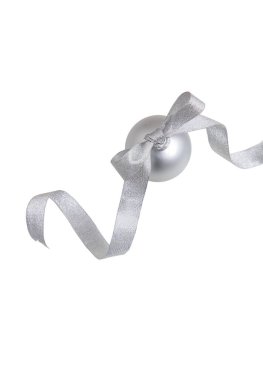 Beyazın üzerinde gümüş kurdele olan bir Noel mücevheri. Xmas dekorasyonu, geleneksel kış tatili süsü.