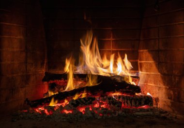 Ateş alevleri, şöminede yanan odunlar. Kışın sıcak bir yuva, sıcak. Noel tatili