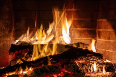 Ateş alevleri, şöminede yanan odunlar. Kışın sıcak bir yuva, sıcak. Noel tatili