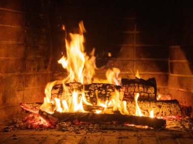 Ateş alevleri, şöminede yanan odunlar. Kışın sıcak bir yuva, sıcak. Noel tatili