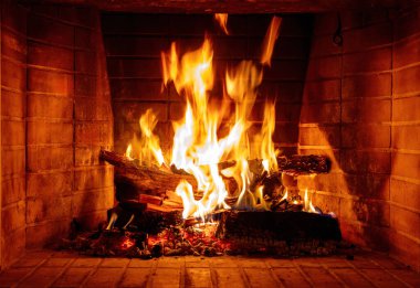 Ateş alevleri, şöminede yanan odunlar. Kışın sıcak bir yuva, sıcak. Noel tatili