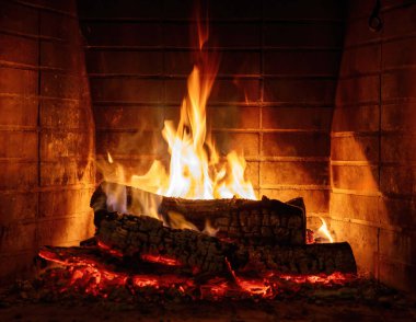 Ateş alevleri, şöminede yanan odunlar. Kışın sıcak bir yuva, sıcak. Noel tatili