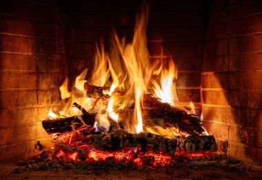 Ateş alevleri, şöminede yanan odunlar. Kışın sıcak bir yuva, sıcak. Noel tatili