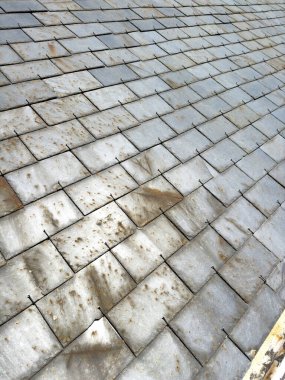 Çatı kiremit arka plan dokusu, gri renk kayrak taş döşeme çatı inşaat ayrıntıları, yakın görüş.