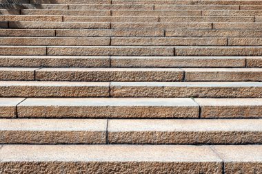 Taş merdiven. Uzun merdivenler arka planı. Açık kahverengi dış merdiven detayı, yakın çekim görüntüsü