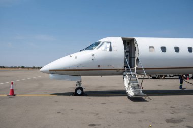 Learjet, Özel Jet uçağı Airpor pistine indi, mavi gökyüzü arka planı. Lüks ulaşım kavramı