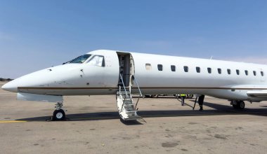 Learjet, Özel Jet uçağı Airpor pistine indi, mavi gökyüzü arka planı. Lüks ulaşım kavramı