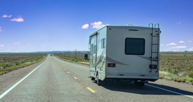 Otoyoldaki karavan eğlence aracı, dikiz manzaralı. Amerika Birleşik Devletleri, Arizona kırsal