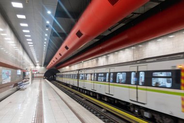 Şehir merkezindeki metro istasyonu. Yolcularla dolu tren platformda durdu, yer altında, perspektif manzaralı.
