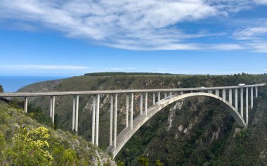 Güney Afrika 'daki Garden Route boyunca uzanan Bloukrans Köprüsü, mavi gökyüzü. Bungee jumping ile ünlü bir kemer köprüsü