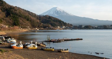 Fuji Dağı ve Kawaguchiko Gölü Japonya, Baharda mavi bulutlu gökyüzü