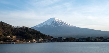 Fuji Dağı ve Kawaguchiko Gölü Japonya, Baharda mavi bulutlu gökyüzü