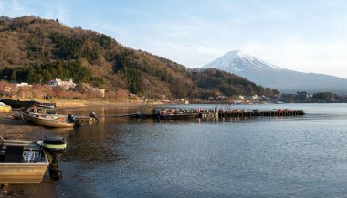 Fuji Dağı ve Kawaguchiko Gölü Japonya, Baharda mavi bulutlu gökyüzü