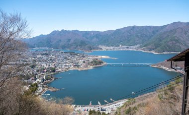 Japonya, Kawaguchi göl manzarası Fuji Dağı 'na kadar uzanır. Kawaguchico kıyı şehri ve mavi gökyüzü