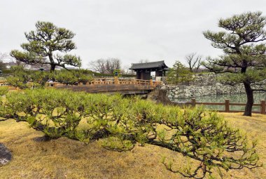 Himeji Beyaz Balıkçıl Kalesi Japonya. Otemon giriş kapısındaki Sakuramon köprüsü, bulutlu gökyüzü.