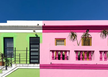 Güney Afrika. Cape Town 'daki Bo-Kaap mahallesi, parlak boyanmış evler, mavi gökyüzü, güneşli bir gün.