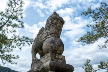 Komanu, Itsukushima Tapınağı, Miyajima Adası, Japonya 'da bulunan geleneksel bir Japon aslan köpek heykeli.