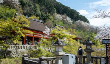 Bahar mevsiminde Kiyomizu DeraTemple binası, kiraz çiçekleri, mavi gökyüzü, Japonya Kyoto
