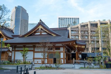 Geleneksel Shinto tapınağı Tokyo şehrinin modern şehir zeminine karşı. Japonya