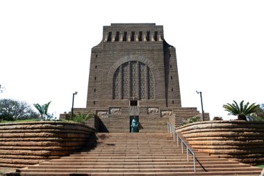 Voortrekker Anıtı beyaz gökyüzünde izole edilmiş. Pretoria yakınlarındaki bir anıt bina. Güney Afrika. 