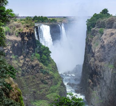 Victoria Şelalesi, Zambezi Nehri 'ndeki şelale Zambiya ve Zimbabwe arasındaki sınırda. Afrika