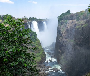 Victoria Şelalesi, Zambezi Nehri 'ndeki şelale Zambiya ve Zimbabwe arasındaki sınırda. Afrika