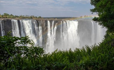 Victoria Şelalesi, Zambezi Nehri 'ndeki şelale Zambiya ve Zimbabwe arasındaki sınırda. Afrika