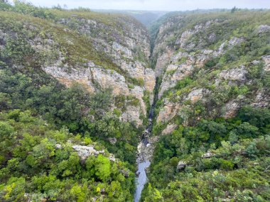 Bloukrans nehir geçidi, köprünün yakınındaki kayalık arazi, yukarıdan manzara. Güney Afrika Bahçe Yolu.