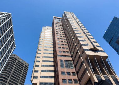 Cape Town gökdelenlerine karşı mavi gökdelenler, yüksek katlı ofis binaları. Güney Afrika