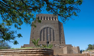Voortrekker Anıtı mavi gökyüzüne karşı ön manzara. Pretoria yakınlarındaki bir anıt bina. Güney Afrika.