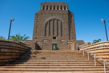 Voortrekker Anıtı mavi gökyüzüne karşı ön manzara. Pretoria yakınlarındaki bir anıt bina. Güney Afrika.