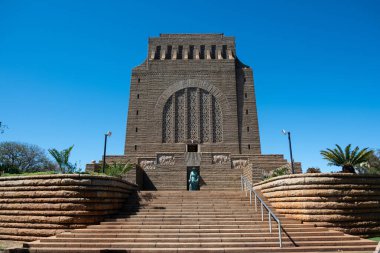 Voortrekker Anıtı mavi gökyüzüne karşı ön manzara. Pretoria yakınlarındaki bir anıt bina. Güney Afrika.