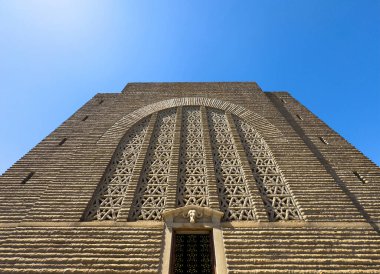 Voortrekker Anıtı girişi mavi gökyüzüne bakıyor. Pretoria yakınlarındaki bir anıt bina. Güney Afrika.