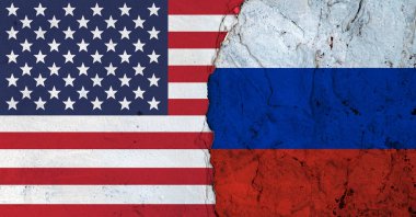 ABD ve Rusya çatışması. Amerika Birleşik Devletleri ve Rus ülkesinin bayrakları kırık arka planda.